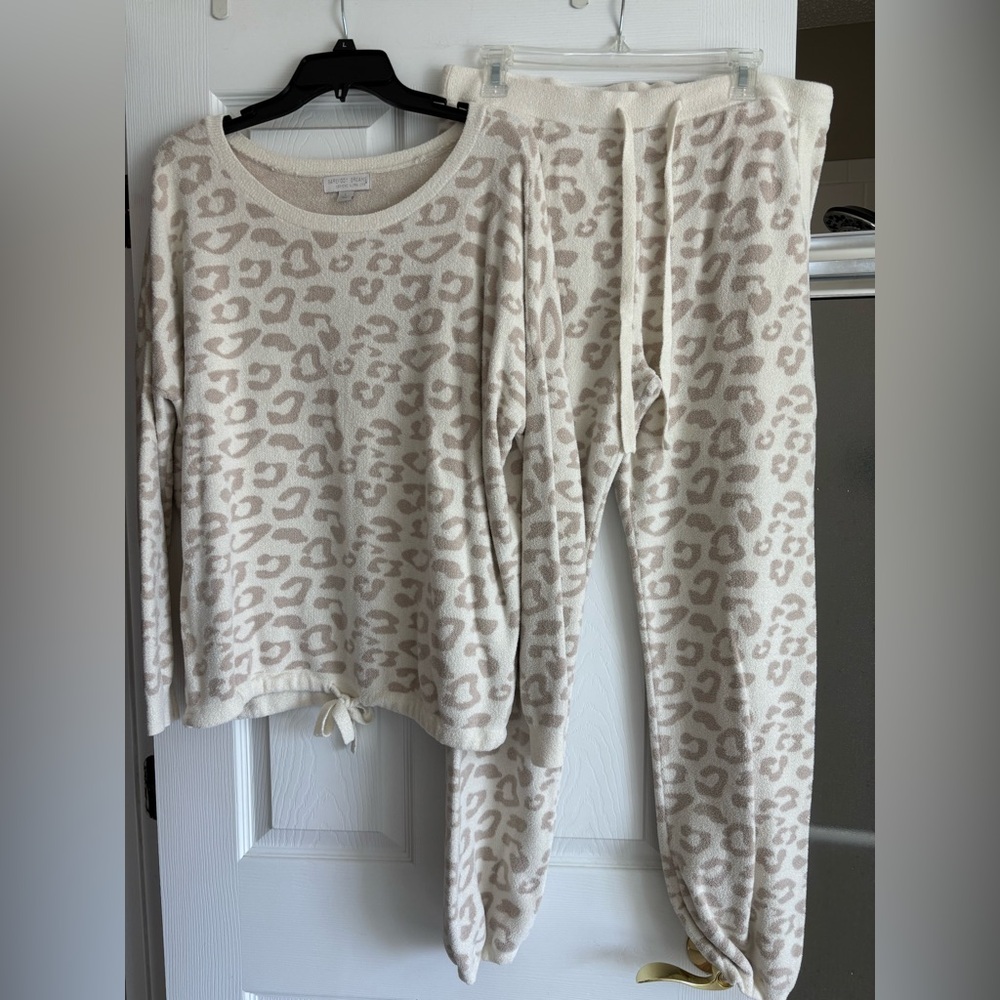 Barefoot Dreams excellent condition 2 piece lounge set. Sz L.